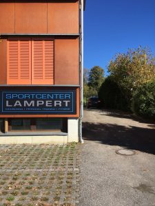 Parkplätze seitlich vom Sportcenter Lampert
